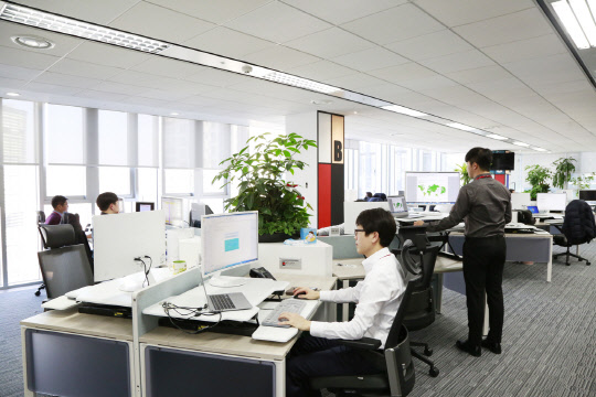 SKC 구성원이 서울 종로 1길에 있는 본사 사무실에서 근무하고 있는 모습. SKC는 기존 '팀-실-부문' 단위별 지정좌석제 대신, 원하는 자리에 앉아 일하는 자율좌석제를 도입했다고 11일 밝혔다. <SKC 제공>